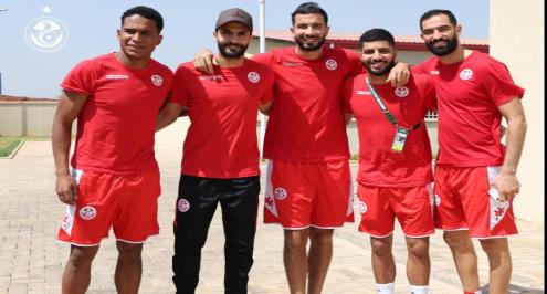 لن يستكمل أمم أفريقيا.. مهاجم تونس يودع زملائه (صور)